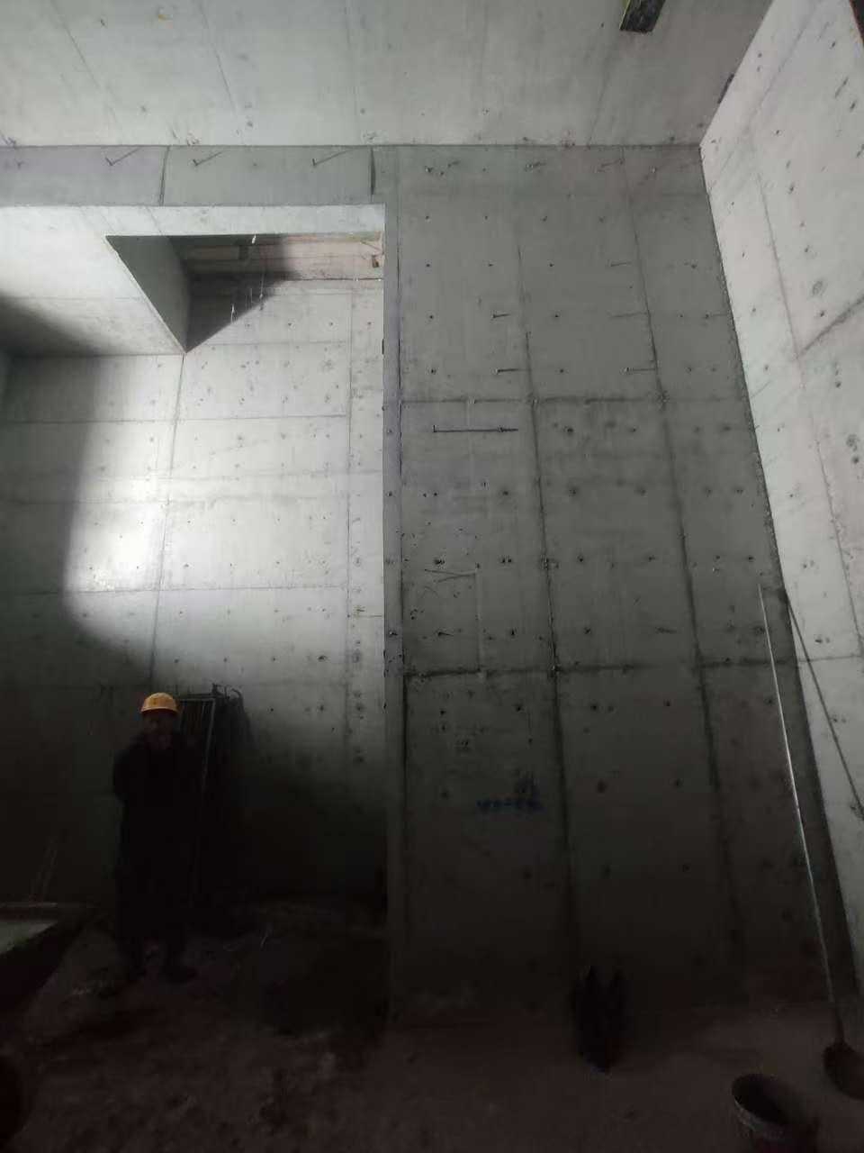 炉霍墙上开槽钢筋断了有影响吗